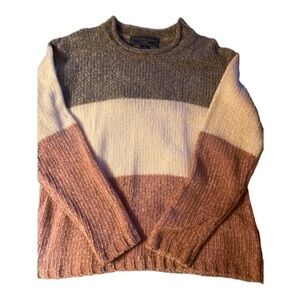 𝅺woman’s sweater